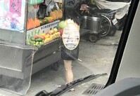 直擊全裸女台中逛街還買木瓜牛奶~路人驚呆！