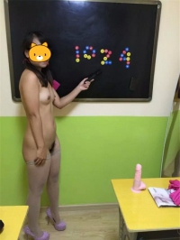 小騷妻裸體客串老師玩上課游戲[31P]