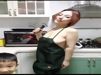 淫蕩的媽媽，穿著暴露在兒子前做菜