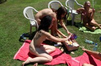 裸體洋妹們的在草地聚會[83P]